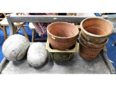 Five terracotta pots twinned with a glazed pot & t