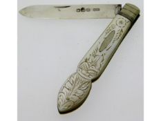 A 1914 Sheffield silver mother of pearl fruit knif