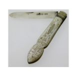 A 1914 Sheffield silver mother of pearl fruit knif