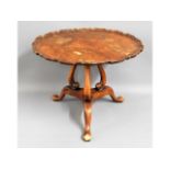 An Edwardian mahogany scalloped edge coffee table, 24.75in diameter x 19in high £30-40