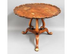 An Edwardian mahogany scalloped edge coffee table, 24.75in diameter x 19in high £30-40