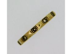 A 9ct gold ring set with white stones, 1.7g, size