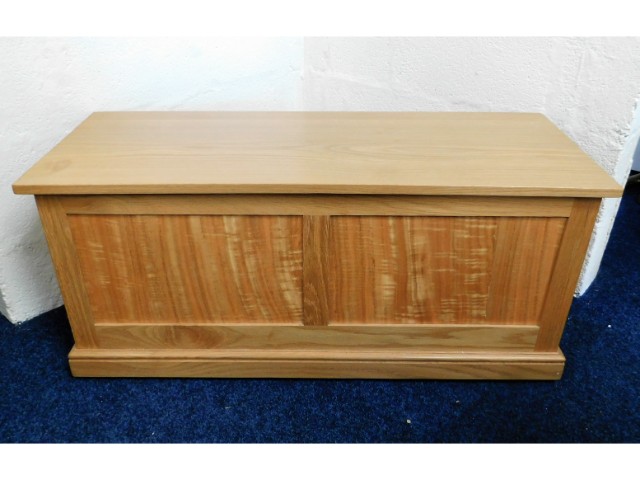 An oak blanket box, 42.25in wide x 19in high x 16.25in deep