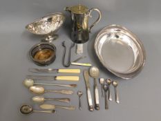 A small quantity of plated ware items including a