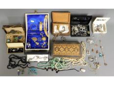 A quantity of mixed costume jewellery items includ