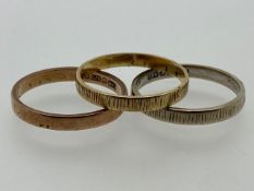 Three colour 9ct gold bands, 4.8g, size O/P