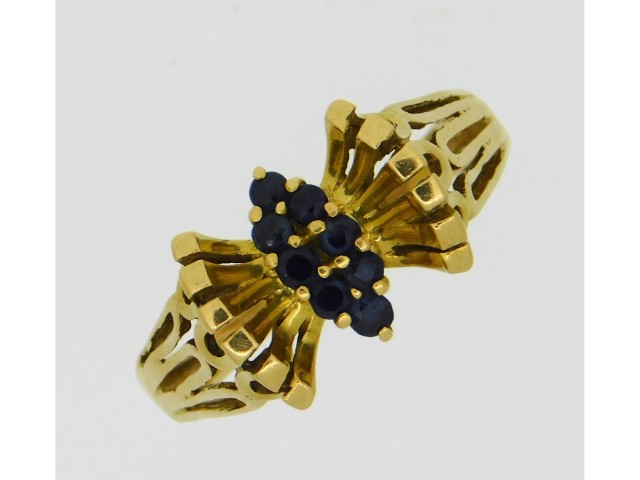 An 18ct gold ring set with sapphire, size O/P, 4.1