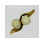 A 9ct gold crossover ring set with cultured pearl,