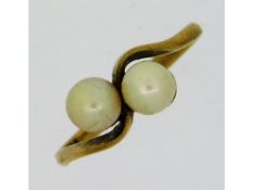 A 9ct gold crossover ring set with cultured pearl,