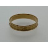 An 18ct gold band, 2g, size Q/R