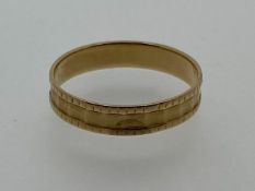 An 18ct gold band, 2g, size Q/R