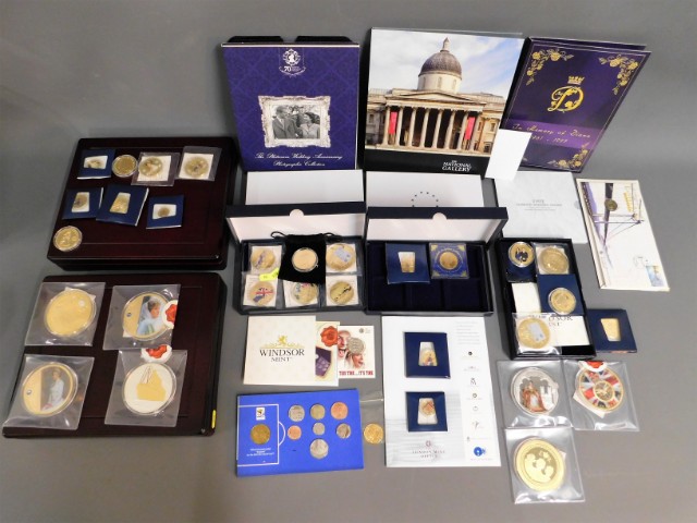 A quantity of mixed collectable & commemorative co