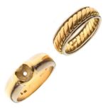 18ct gold wedding band of two-colour design with central yellow metal twist decoration, size L½,
