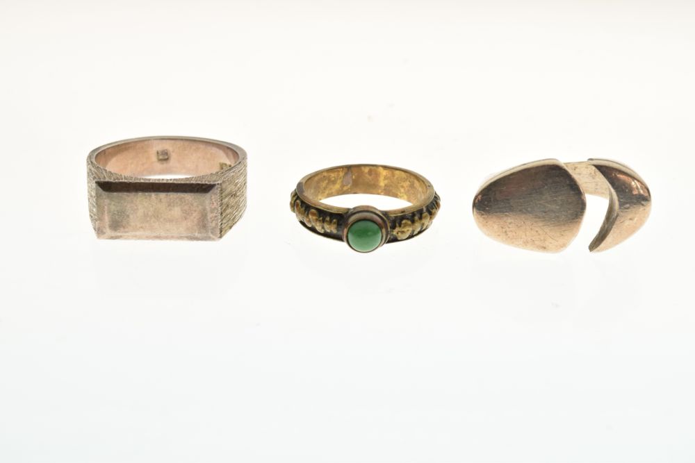 Three assorted dress rings comprising a hallmarked silver signet-style example, size W, an - Image 2 of 5