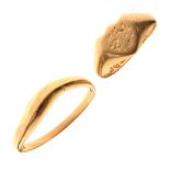 18ct gold signet ring with shield matrix, size J, together with an 18ct gold band ring of wavy