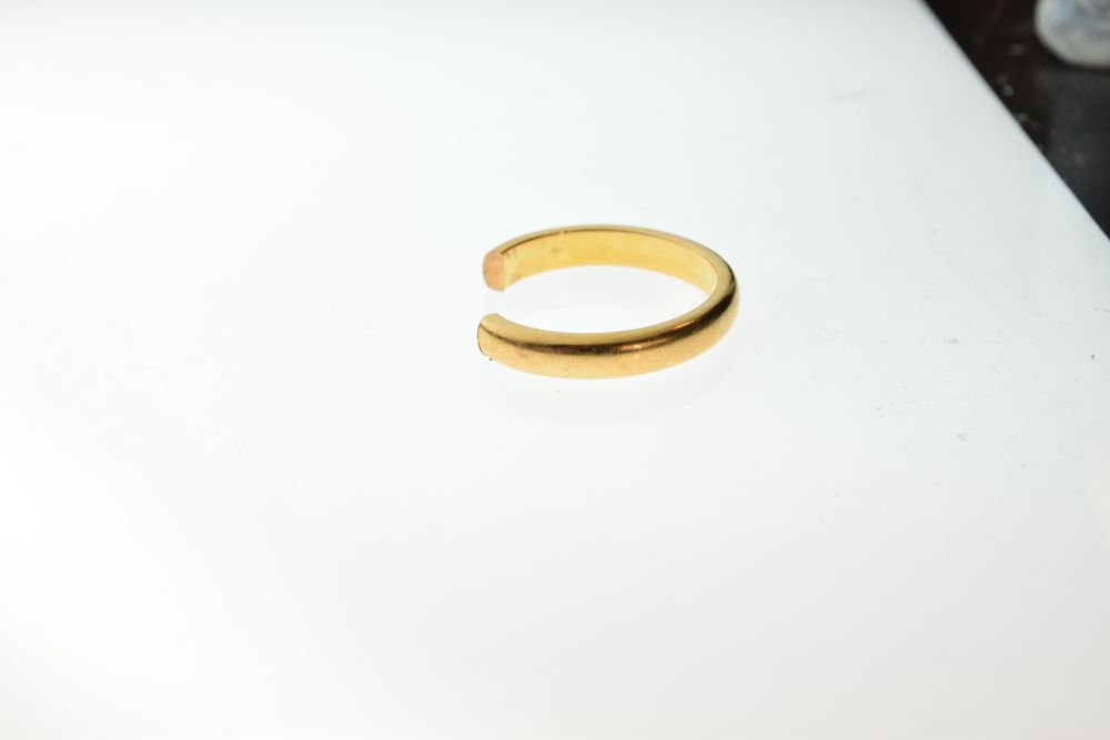 22ct gold wedding band (cut), 6.1g approx Condition: Cut as per images, sold as seen. **General - Image 3 of 4