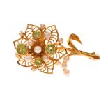 18ct gold, seed pearl and peridot-coloured stone flower brooch, 4.8cm long, 13.5g gross approx