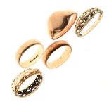 Five assorted rings, comprising three 9ct gold examples, and two yellow metal stamped 9ct and 9k