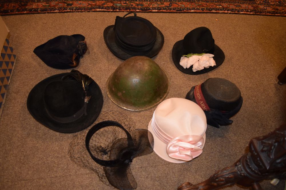 Large selection of hats, leather handbag and sundry accessories Condition: Please see images - ** - Image 2 of 4