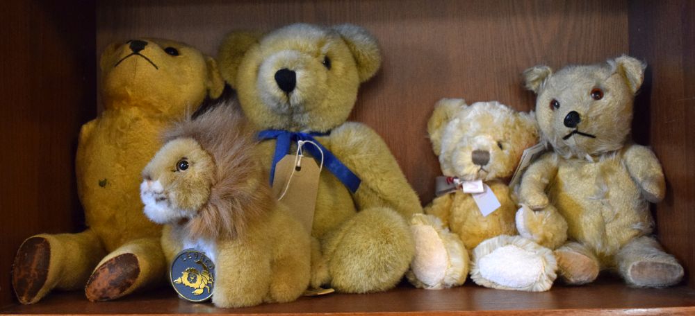 Quantity of vintage and modern golden mohair children's teddy bears Condition: The two vintage teddy