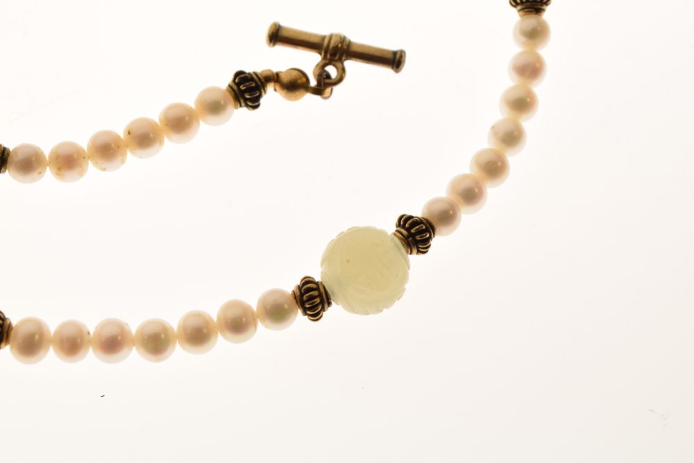 Cultured pearl and carved celadon jade necklace with nine carved jade ball spacers, 51.5cm long - Image 5 of 6