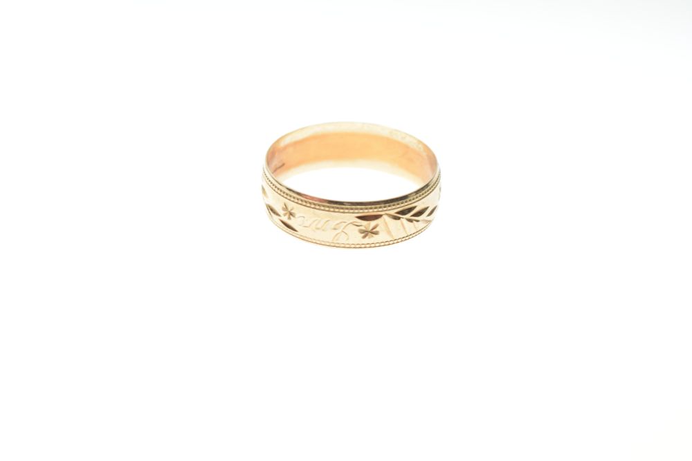 Gentleman's 9ct gold wedding band with engraved exterior, inscribed 'Love', approximately 6mm - Image 4 of 5