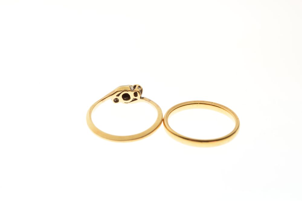 22ct gold wedding band, size M½, 3g approx, together with a yellow metal dress ring, shank stamped - Image 3 of 5