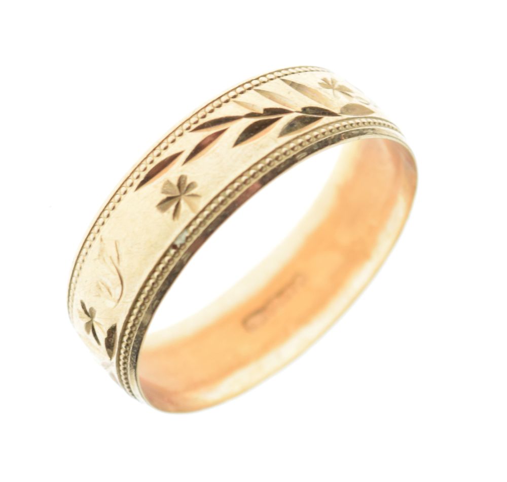 Gentleman's 9ct gold wedding band with engraved exterior, inscribed 'Love', approximately 6mm