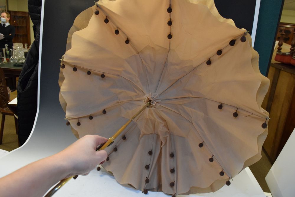 Lady's parasol with gilt metal handle Condition: Minor stains. **Due to current lockdown conditions, - Image 4 of 5