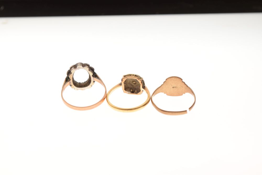 Three assorted dress rings, comprising: a 9ct gold signet ring (cut), yellow metal ring stamped 18ct - Image 3 of 5