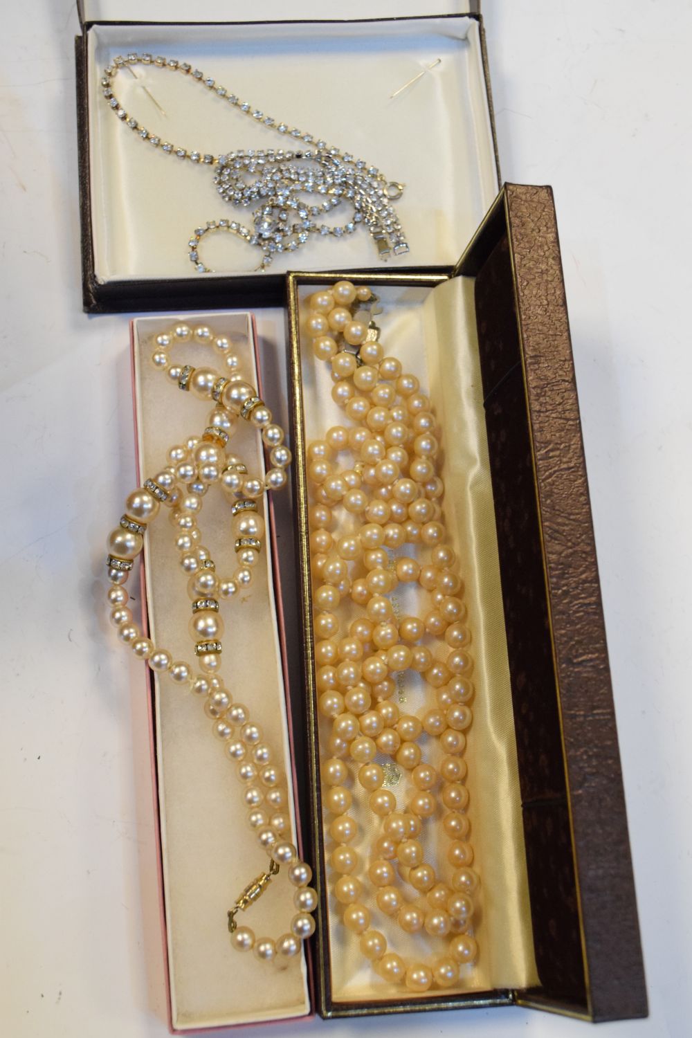 Costume jewellery - Large selection to include; brooches, dress watches, etc, in leather-effect - Image 6 of 6