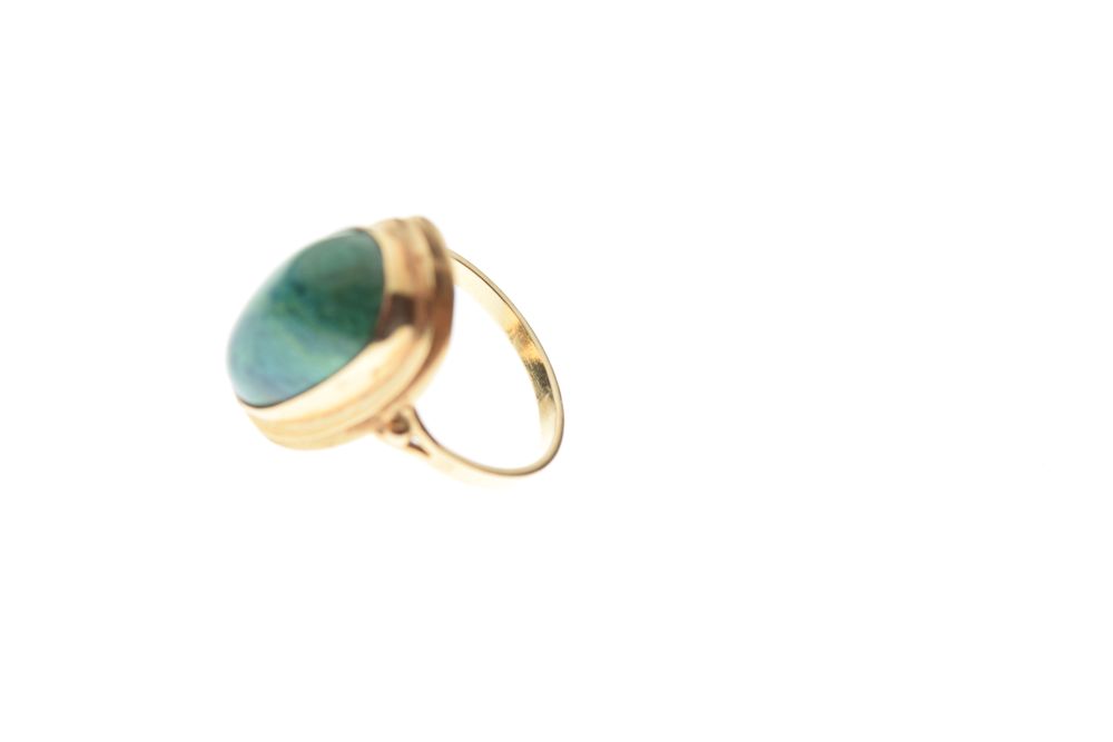 Yellow metal and malachite dress ring with ovoid cabochon, shank stamped 14k, size N, 3.7g gross - Image 6 of 6