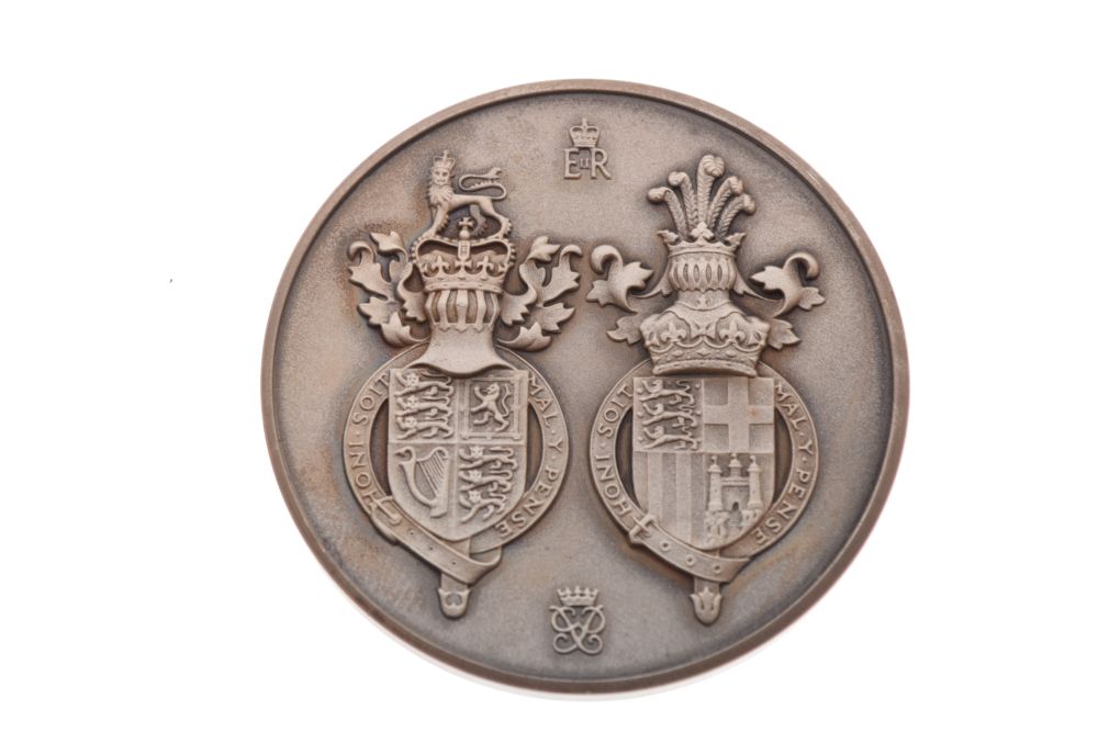 Coins & Medallions - John Pinches Sterling silver medal commemorating the 25th Wedding Anniversary - Image 2 of 5