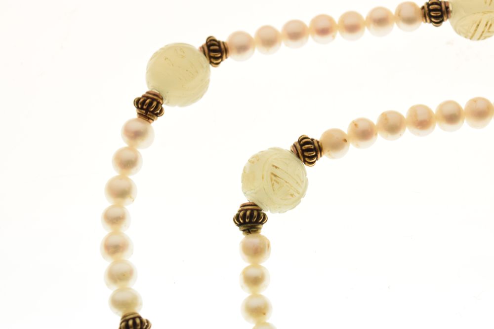 Cultured pearl and carved celadon jade necklace with nine carved jade ball spacers, 51.5cm long - Image 3 of 6