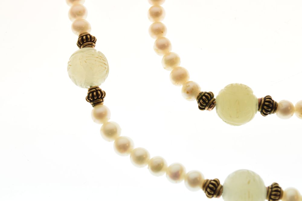 Cultured pearl and carved celadon jade necklace with nine carved jade ball spacers, 51.5cm long - Image 4 of 6
