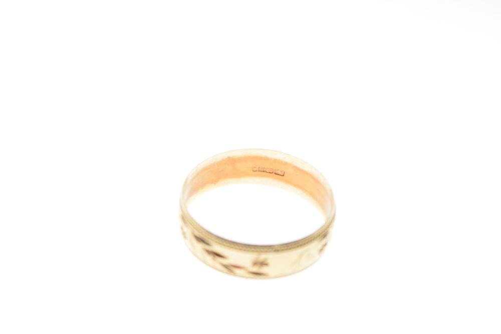 Gentleman's 9ct gold wedding band with engraved exterior, inscribed 'Love', approximately 6mm - Image 5 of 5