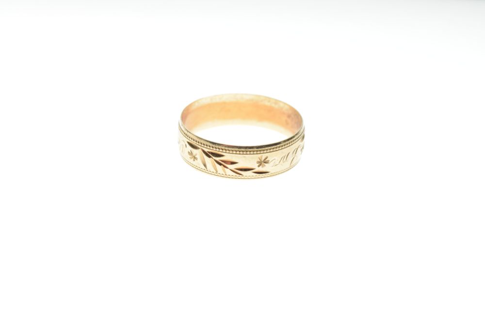 Gentleman's 9ct gold wedding band with engraved exterior, inscribed 'Love', approximately 6mm - Image 3 of 5