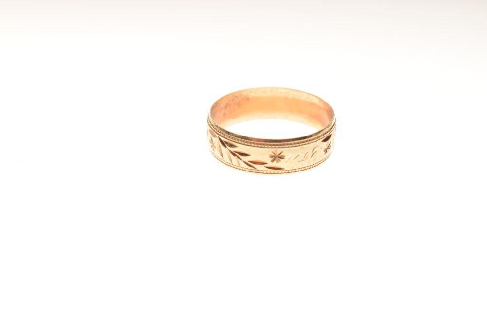 Gentleman's 9ct gold wedding band with engraved exterior, inscribed 'Love', approximately 6mm - Image 2 of 5