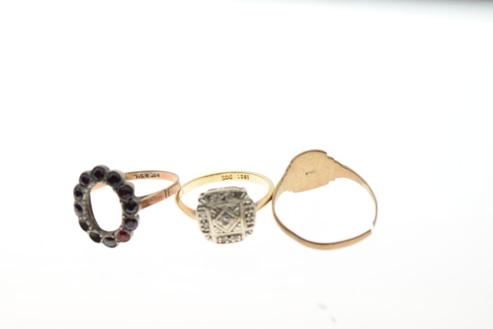 Three assorted dress rings, comprising: a 9ct gold signet ring (cut), yellow metal ring stamped 18ct - Image 5 of 5