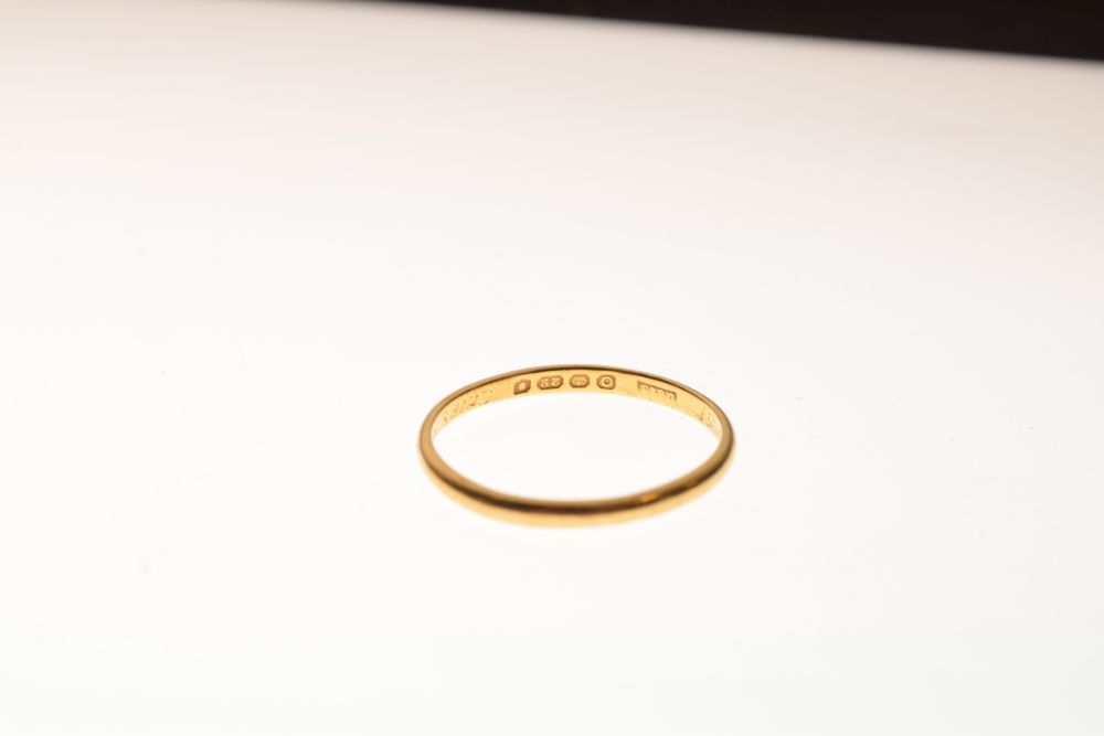 22ct gold wedding band, size Q, 2.1g approx Condition: Has been bent out of shape - ** Due to - Image 2 of 4