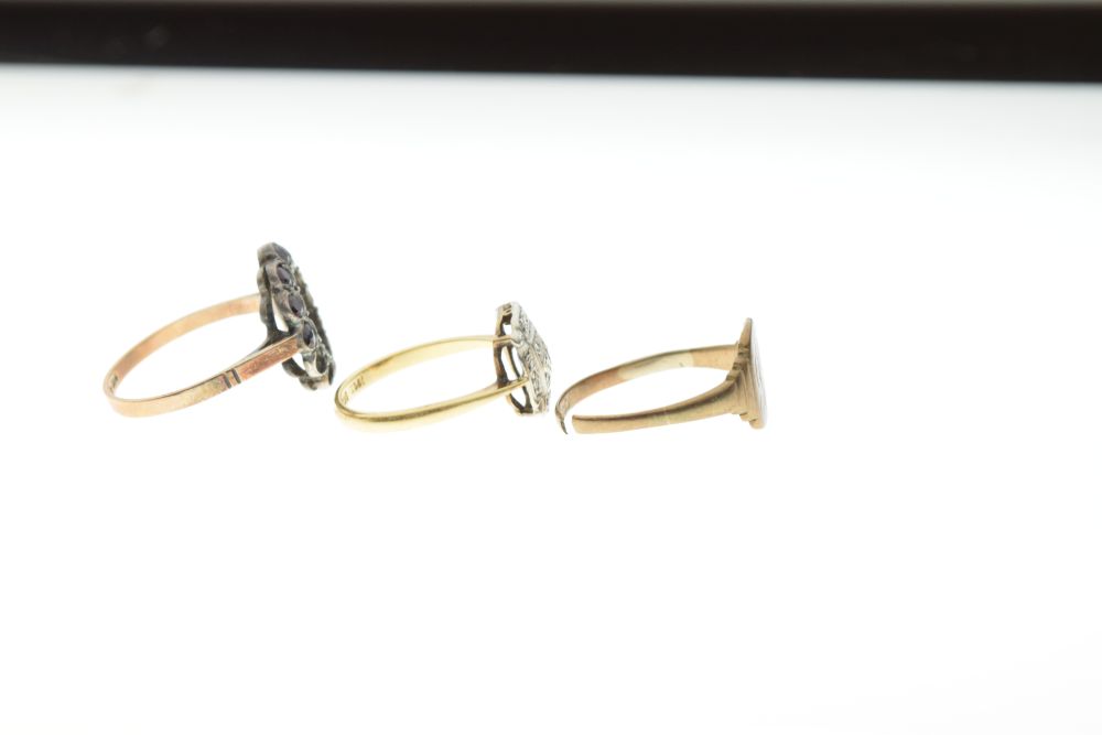 Three assorted dress rings, comprising: a 9ct gold signet ring (cut), yellow metal ring stamped 18ct - Image 4 of 5