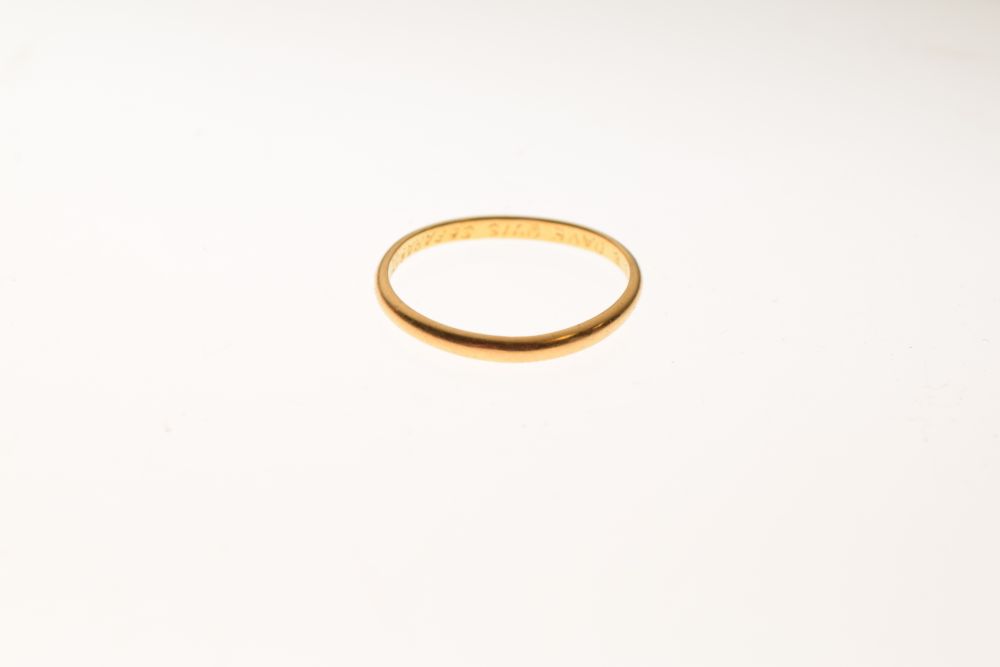22ct gold wedding band, size Q, 2.1g approx Condition: Has been bent out of shape - ** Due to - Image 3 of 4