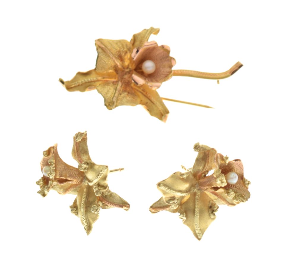Yellow metal and pearl set bar brooch of orchid design, stamped 18k, together with a similar pair of