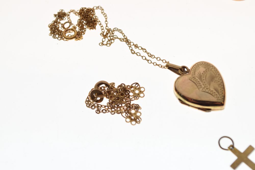 Assorted 9ct gold, yellow metal and unmarked jewellery to include lady's wristwatch, heart-shaped - Image 2 of 5