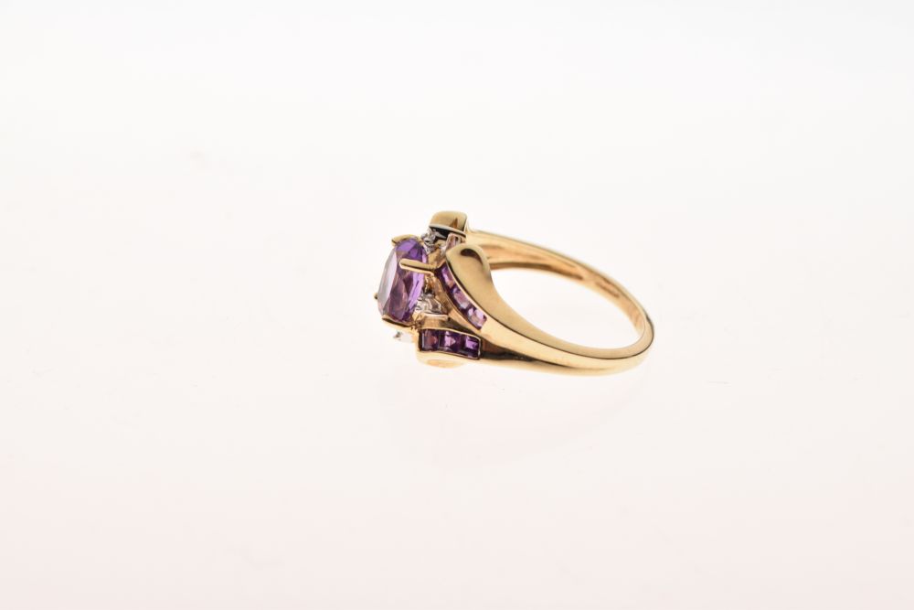 9ct gold dress ring set faceted oval amethyst-coloured central stone flanked by two small diamonds - Image 3 of 6