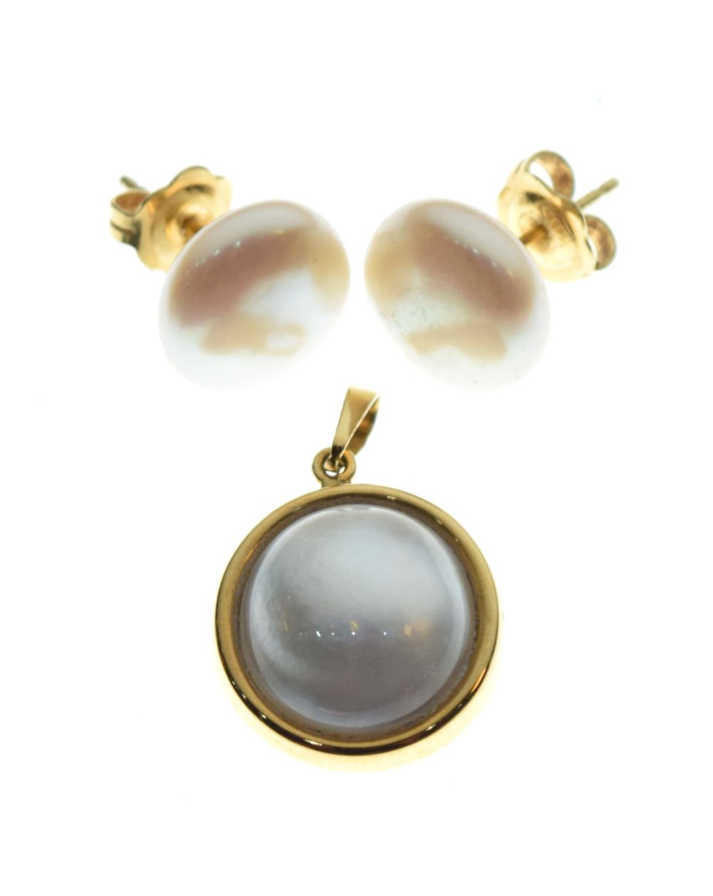 18ct gold and 'blister pearl'-set pendant, together with a similar pair of ear studs stamped 750,