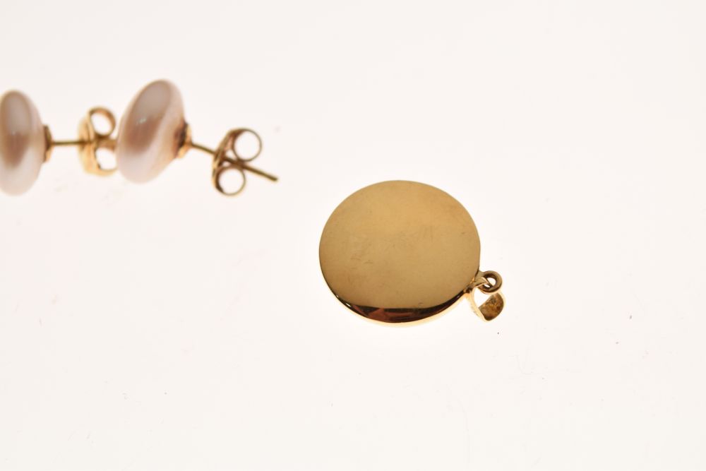 18ct gold and 'blister pearl'-set pendant, together with a similar pair of ear studs stamped 750, - Image 3 of 4