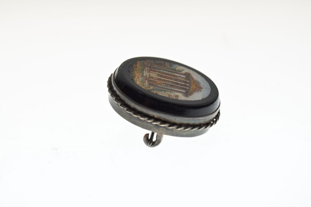 Italian pietra dura micro mosaic oval brooch depicting a classical rotunda, in unmarked yellow - Image 4 of 6