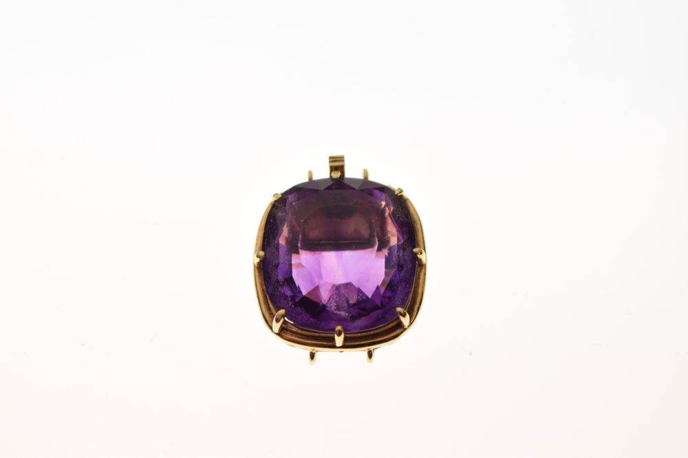 Faceted amethyst-coloured stone of approximately 17mm x 18.5mm, within yellow metal tonneau frame - Image 2 of 6