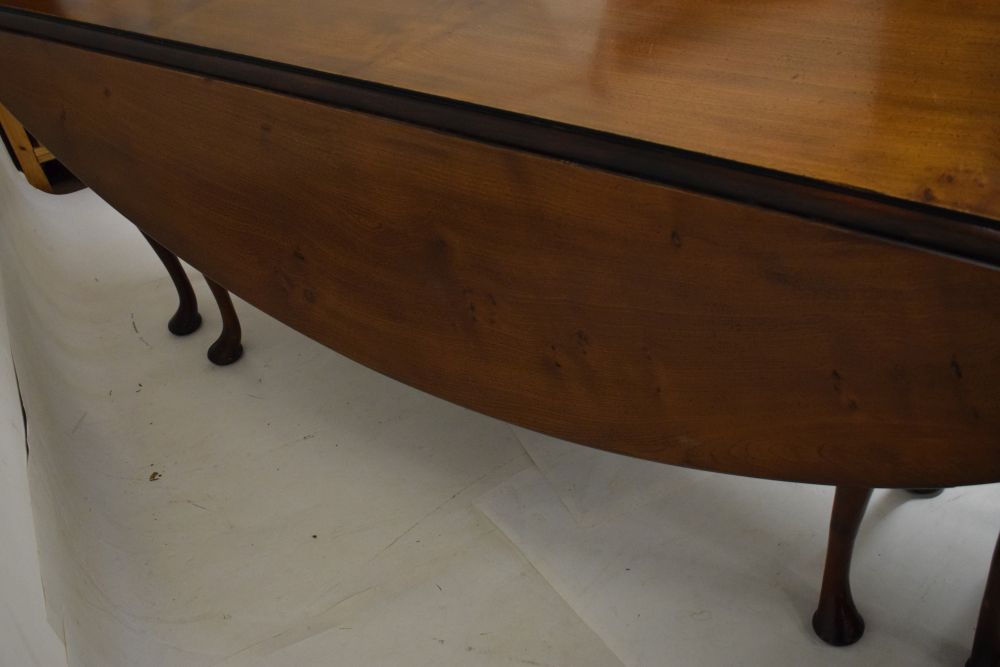 Good quality ash or elm reproduction gateleg dining table, 212cm long x 138cm fully extended - Image 5 of 6